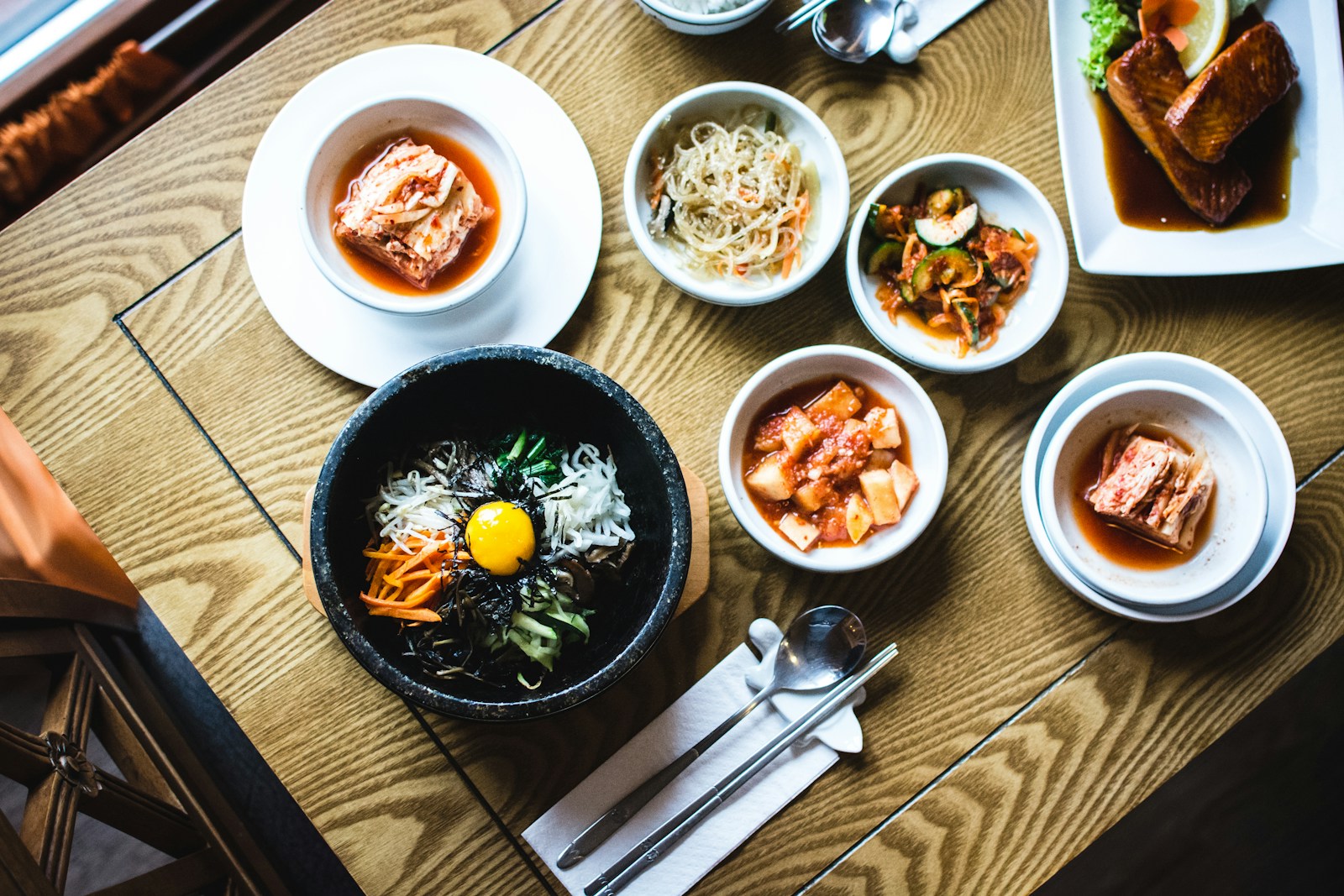 Bibimbap coréen au kimchi et œuf parfait